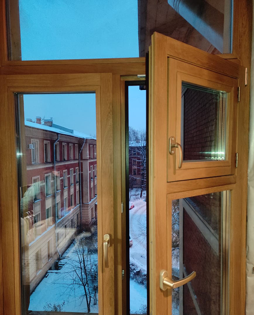 Зарядка окно с открытой форточкой